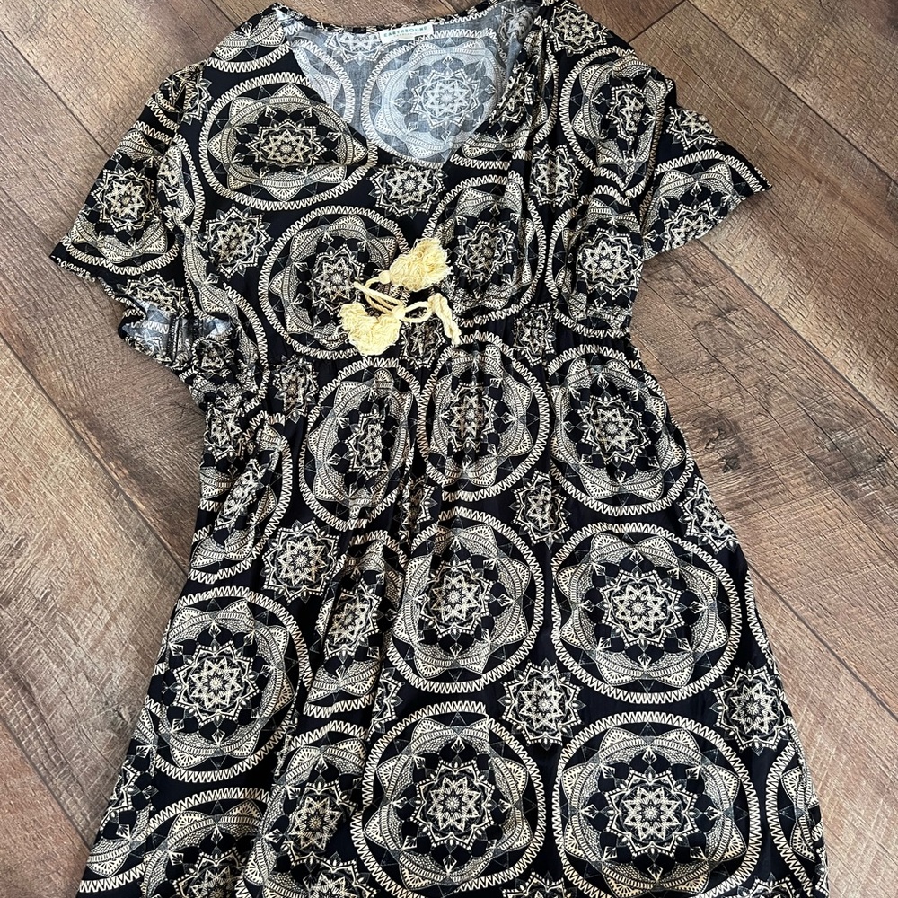 EARTHBOUND DRESS, YELLOW AND black,COMFY, SIZE SMALL,